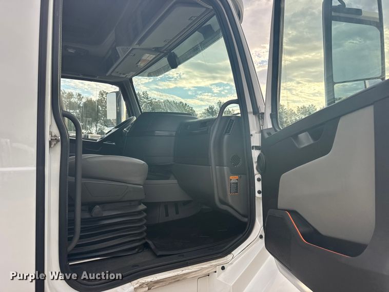 image for item EU6109 2022 Volvo VNL semi truck