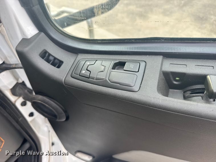 image for item EU6109 2022 Volvo VNL semi truck