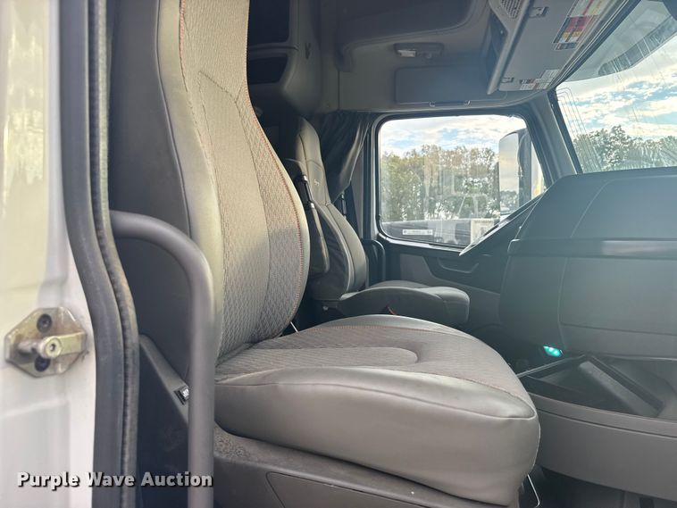 image for item EU6109 2022 Volvo VNL semi truck