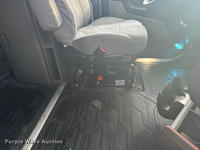 image for item EU6109 2022 Volvo VNL semi truck