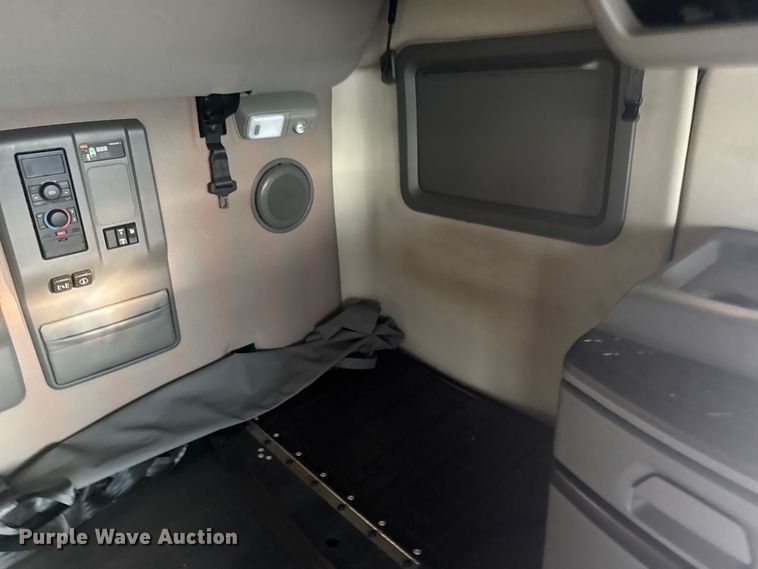 image for item EU6109 2022 Volvo VNL semi truck