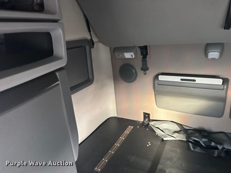 image for item EU6109 2022 Volvo VNL semi truck