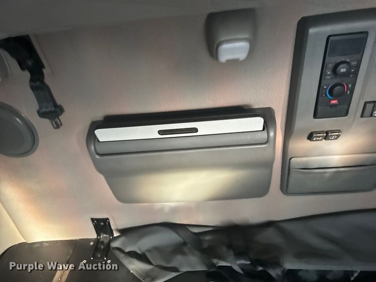 image for item EU6109 2022 Volvo VNL semi truck