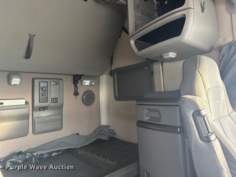 image for item EU6109 2022 Volvo VNL semi truck