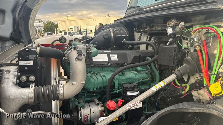 image for item EU6109 2022 Volvo VNL semi truck