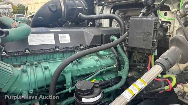 image for item EU6109 2022 Volvo VNL semi truck