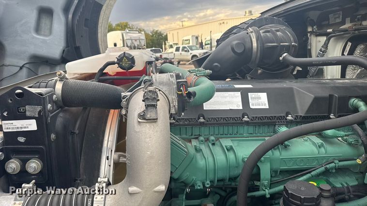 image for item EU6109 2022 Volvo VNL semi truck