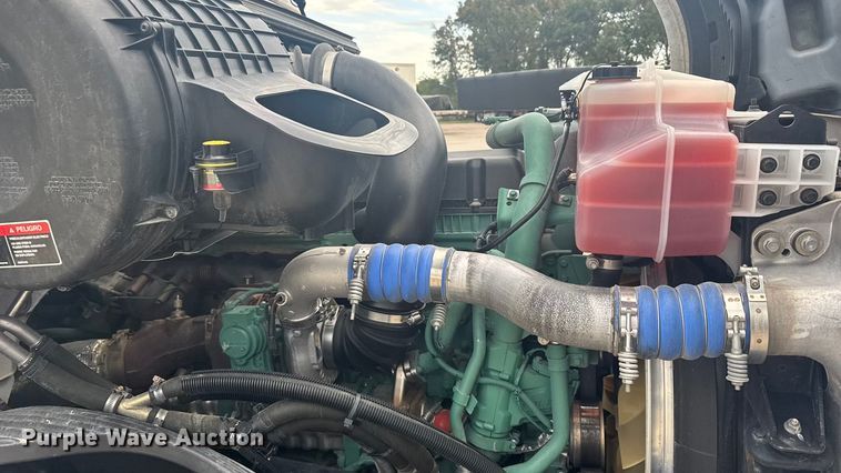 image for item EU6109 2022 Volvo VNL semi truck