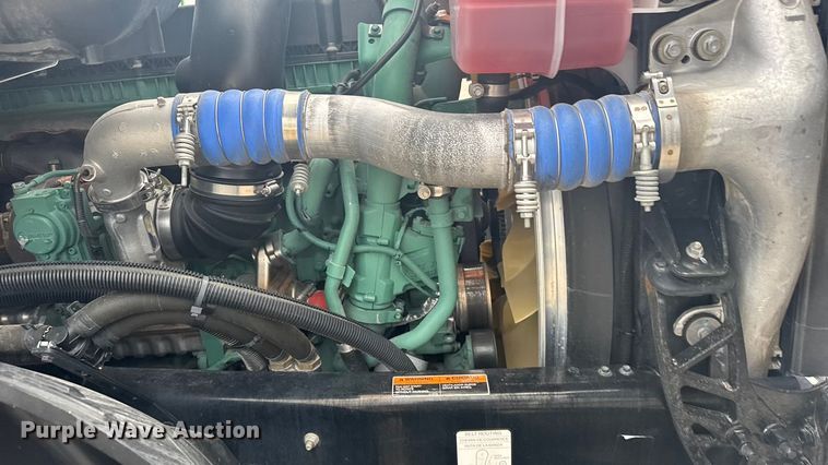 image for item EU6109 2022 Volvo VNL semi truck