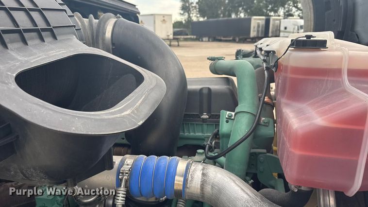 image for item EU6109 2022 Volvo VNL semi truck