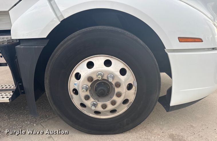 image for item EU6109 2022 Volvo VNL semi truck