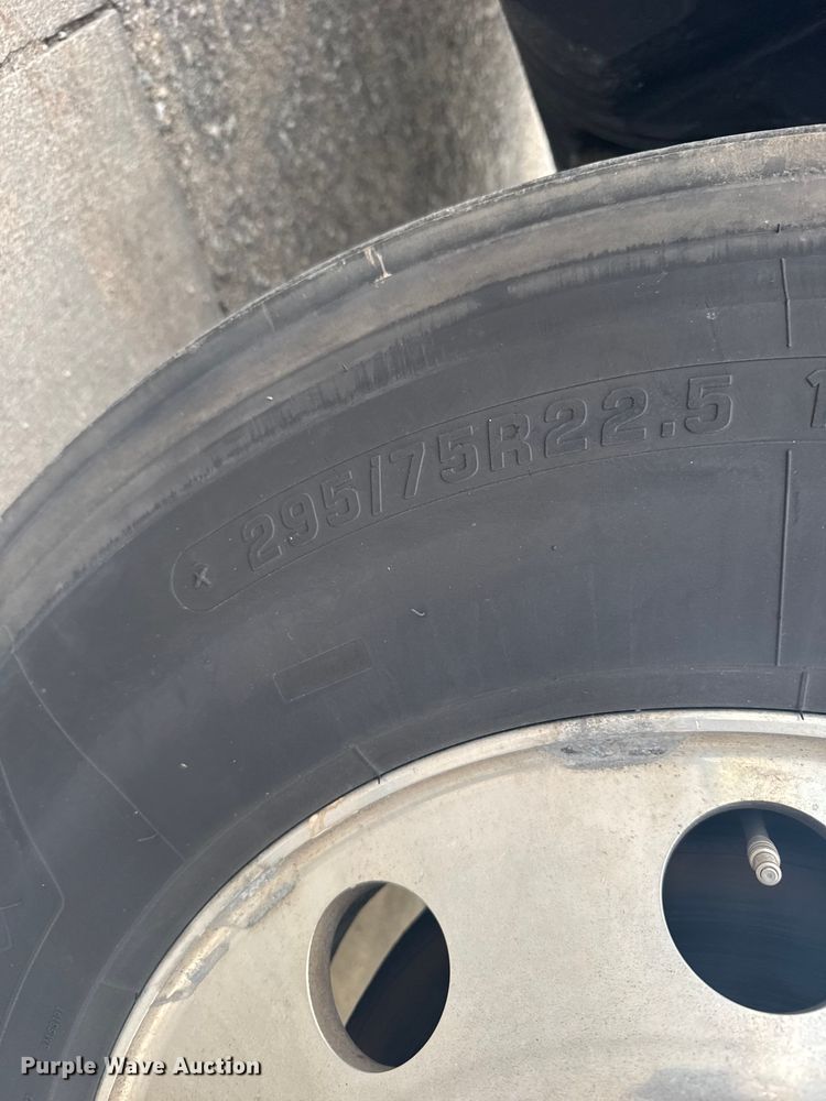 image for item EU6109 2022 Volvo VNL semi truck