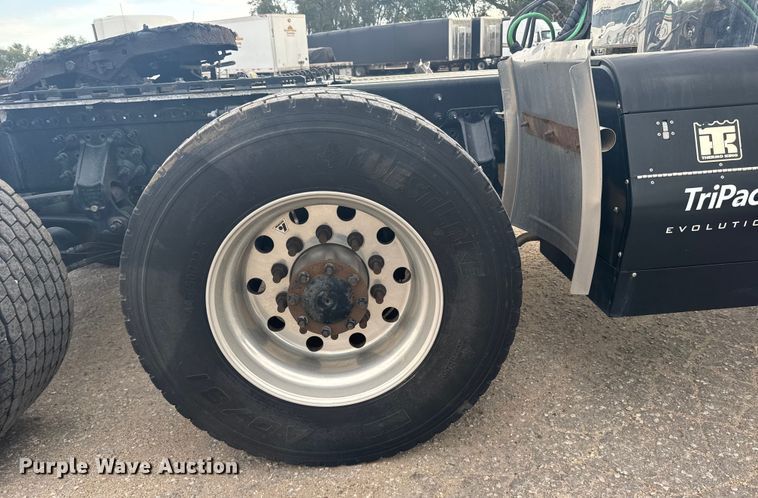 image for item EU6109 2022 Volvo VNL semi truck