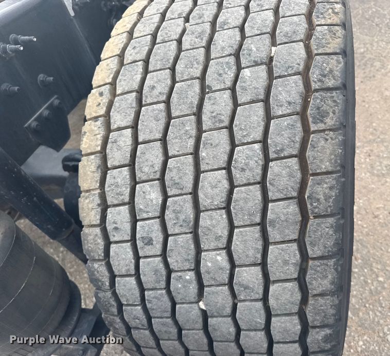 image for item EU6109 2022 Volvo VNL semi truck