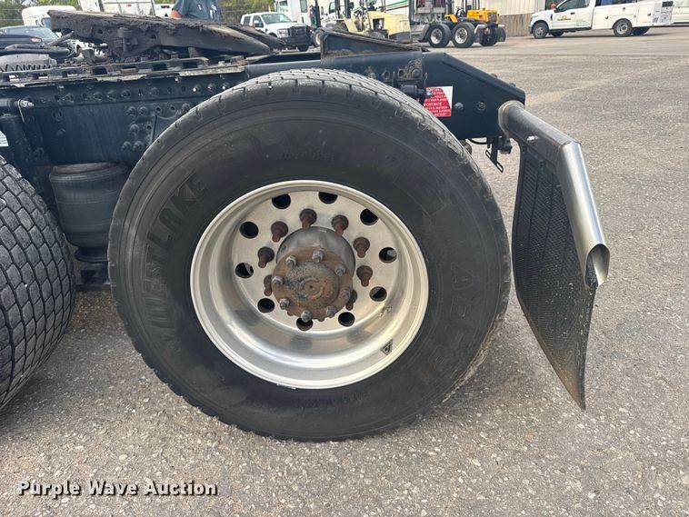 image for item EU6109 2022 Volvo VNL semi truck