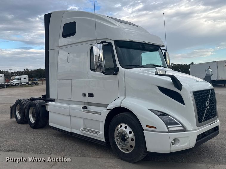 image for item EU6110 2022 Volvo VNR semi truck