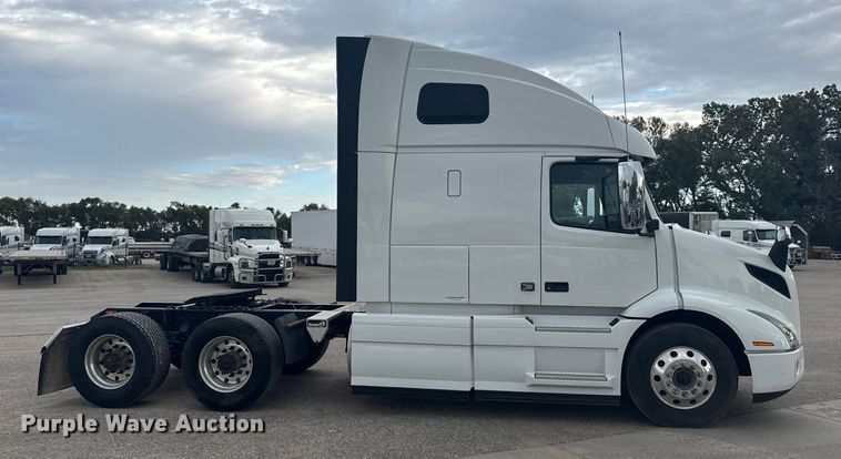 image for item EU6110 2022 Volvo VNR semi truck