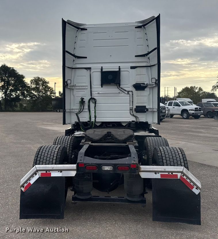 image for item EU6110 2022 Volvo VNR semi truck