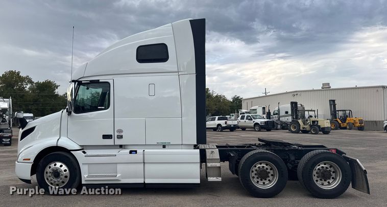 image for item EU6110 2022 Volvo VNR semi truck