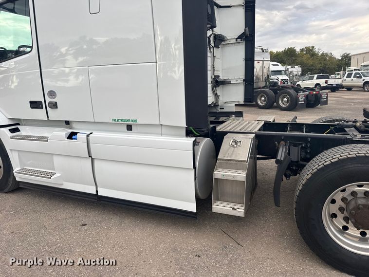 image for item EU6110 2022 Volvo VNR semi truck