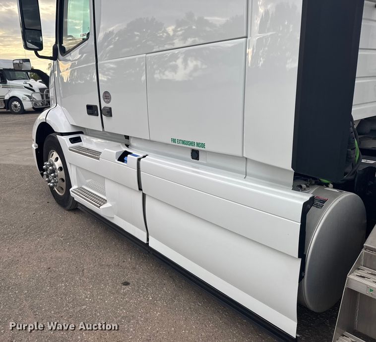 image for item EU6110 2022 Volvo VNR semi truck