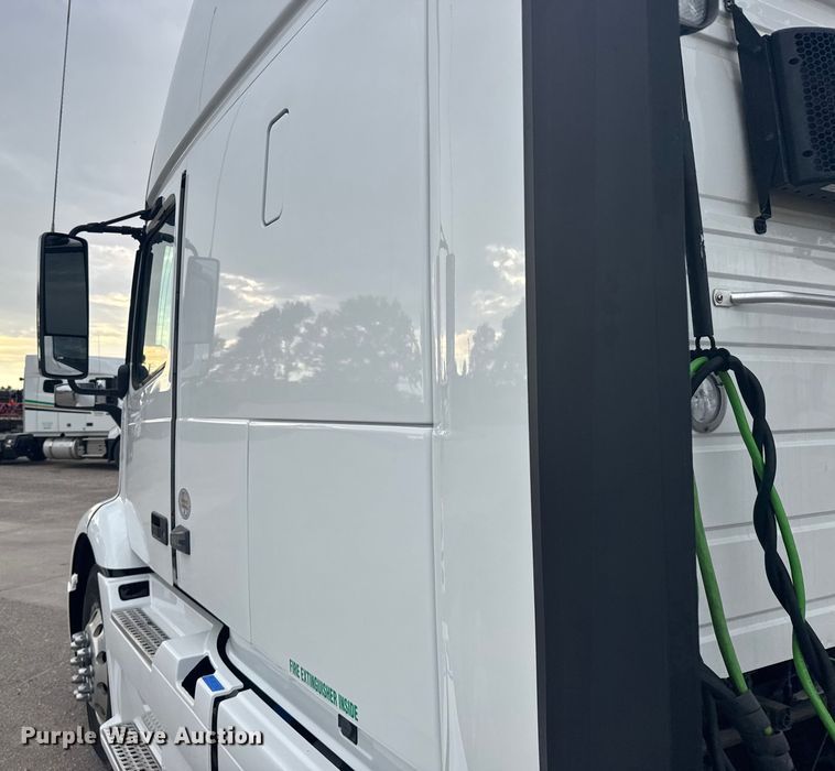 image for item EU6110 2022 Volvo VNR semi truck