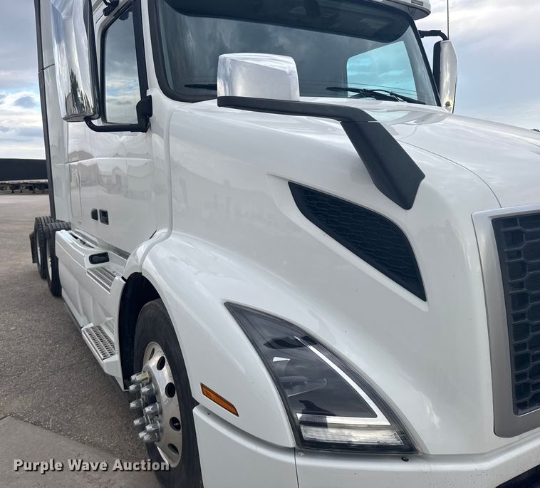 image for item EU6110 2022 Volvo VNR semi truck