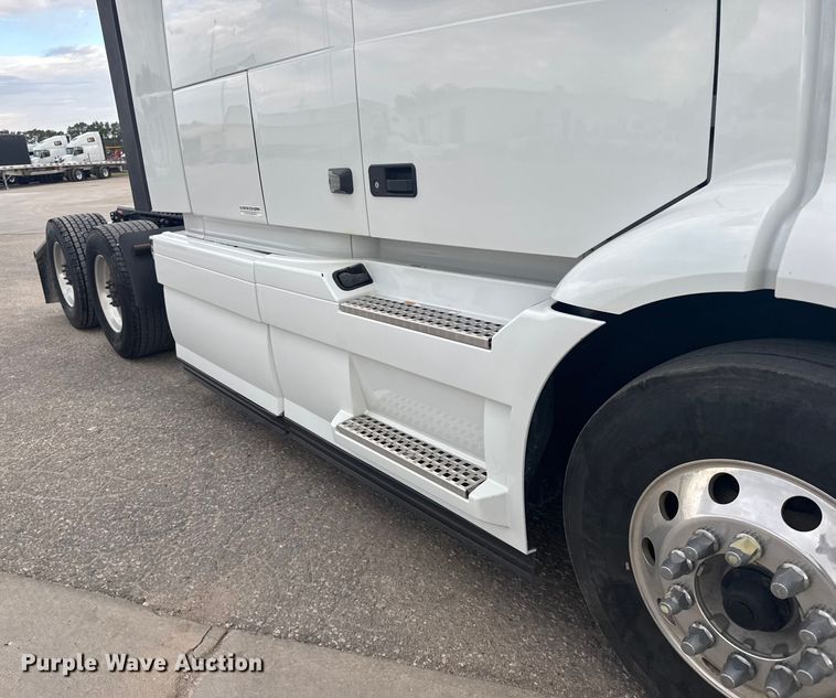 image for item EU6110 2022 Volvo VNR semi truck