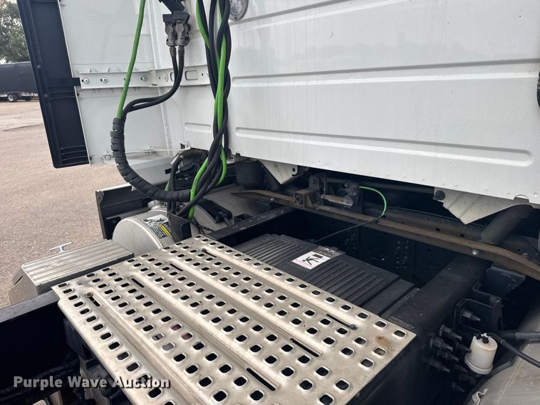 image for item EU6110 2022 Volvo VNR semi truck