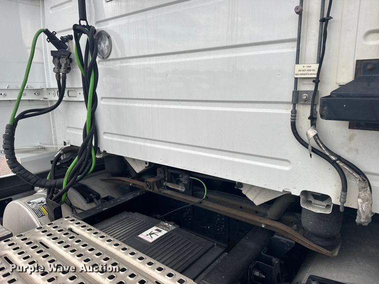 image for item EU6110 2022 Volvo VNR semi truck