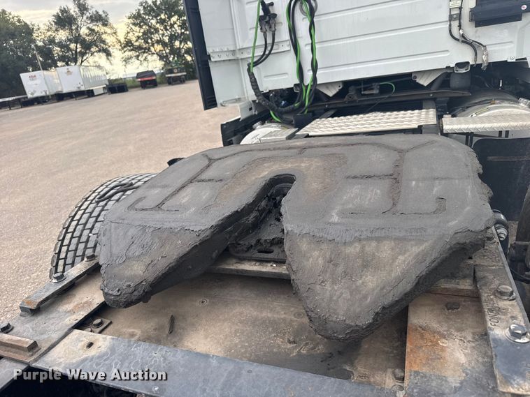 image for item EU6110 2022 Volvo VNR semi truck