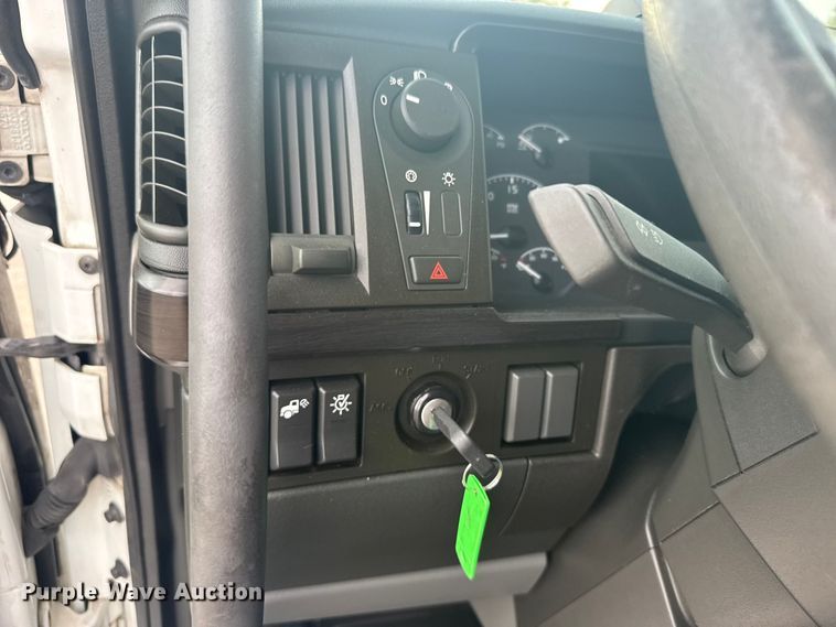 image for item EU6110 2022 Volvo VNR semi truck