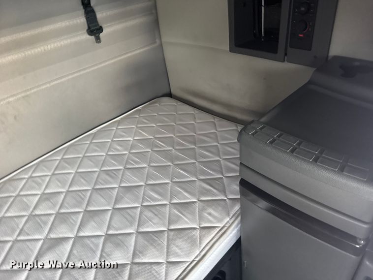 image for item EU6110 2022 Volvo VNR semi truck