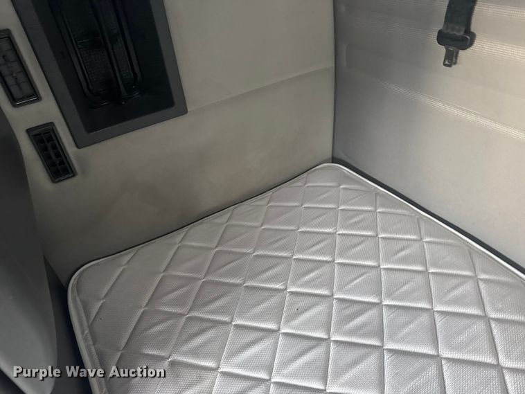 image for item EU6110 2022 Volvo VNR semi truck