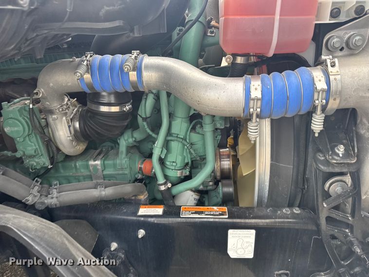 image for item EU6110 2022 Volvo VNR semi truck