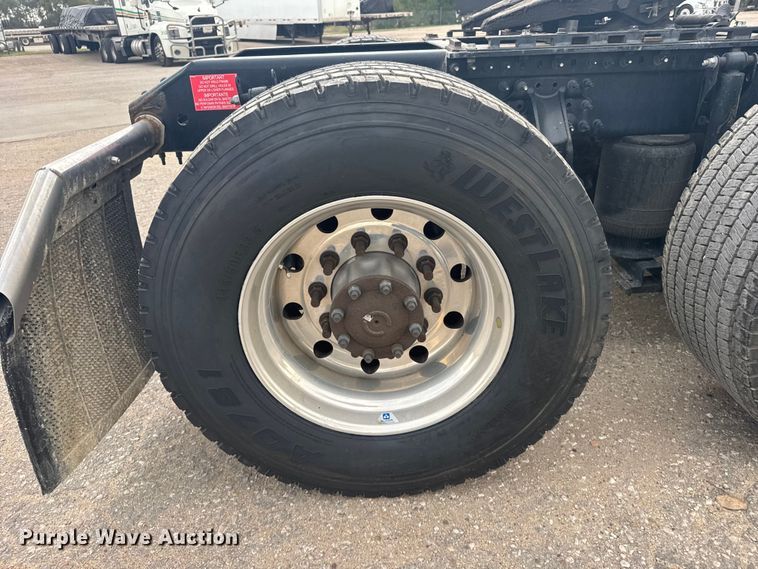 image for item EU6110 2022 Volvo VNR semi truck