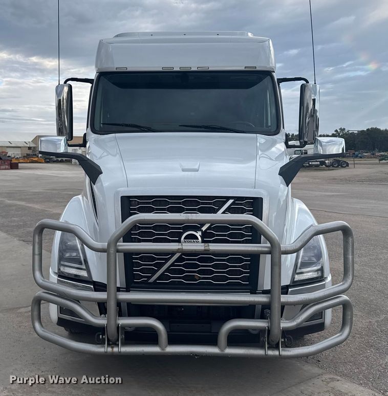 image for item EU6111 2021 Volvo VNL semi truck