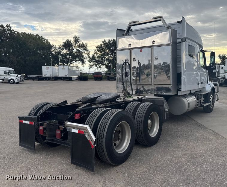 image for item EU6111 2021 Volvo VNL semi truck
