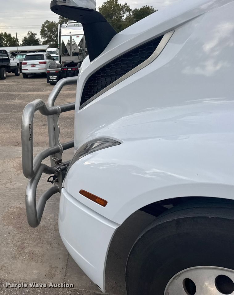 image for item EU6111 2021 Volvo VNL semi truck