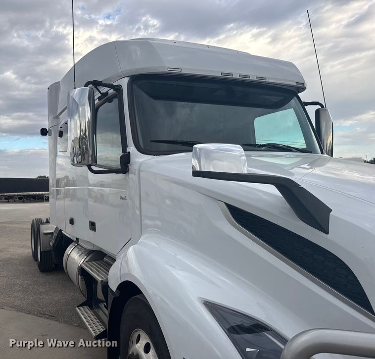 image for item EU6111 2021 Volvo VNL semi truck