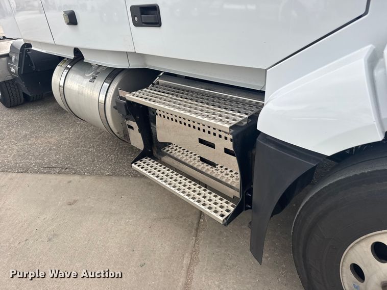 image for item EU6111 2021 Volvo VNL semi truck