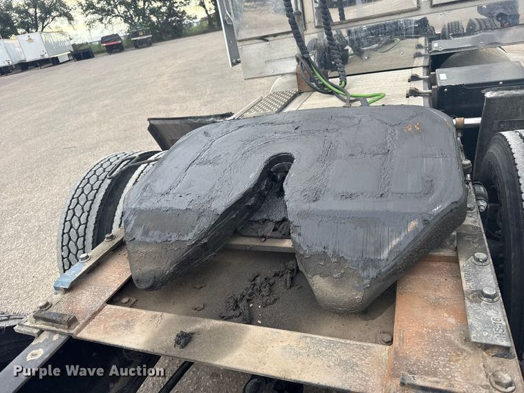 image for item EU6111 2021 Volvo VNL semi truck