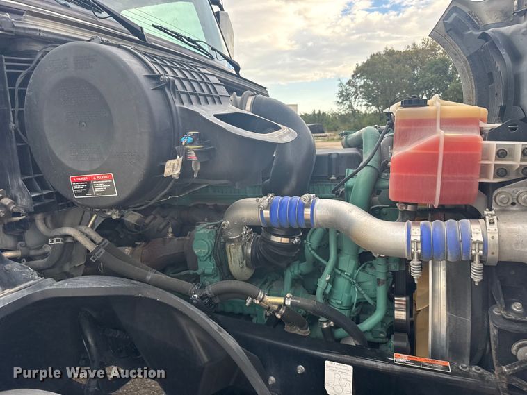 image for item EU6111 2021 Volvo VNL semi truck