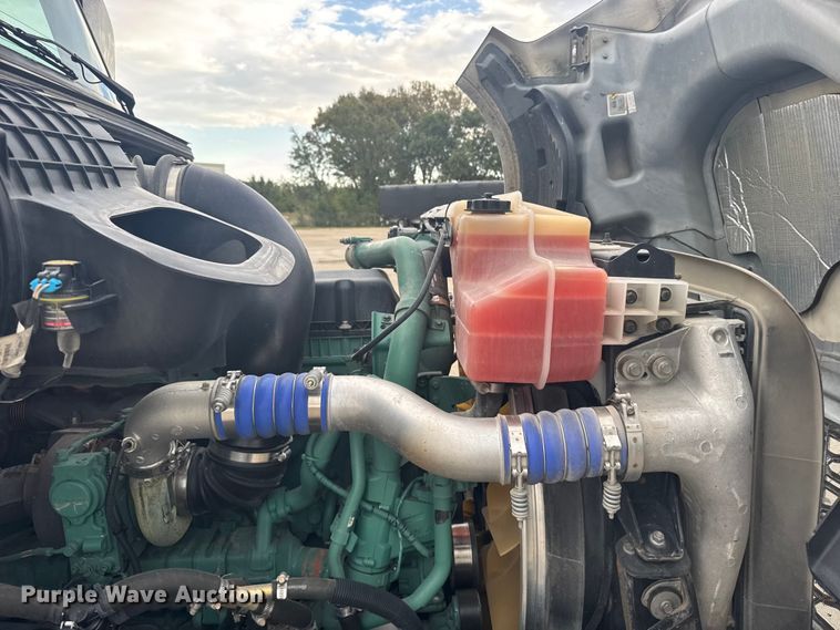 image for item EU6111 2021 Volvo VNL semi truck