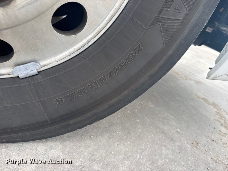 image for item EU6111 2021 Volvo VNL semi truck