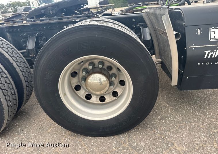 image for item EU6111 2021 Volvo VNL semi truck