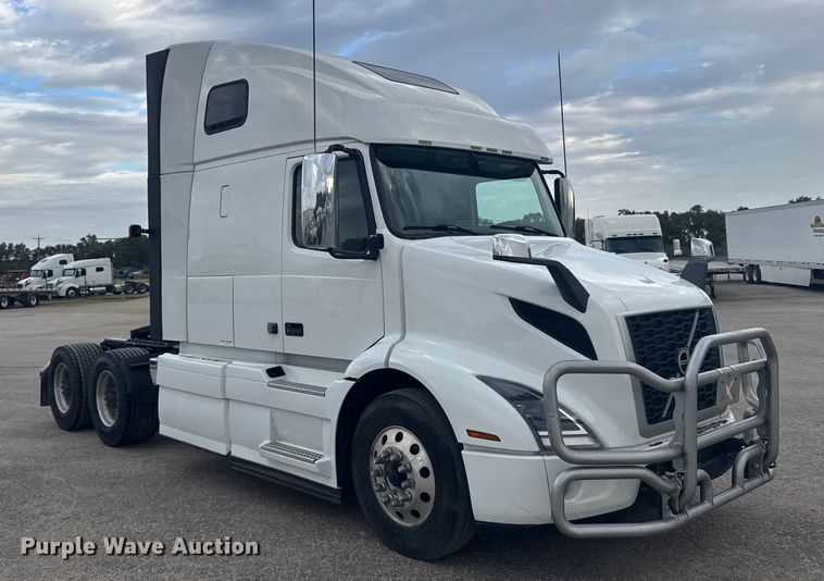 image for item EU6112 2022 Volvo VNR semi truck