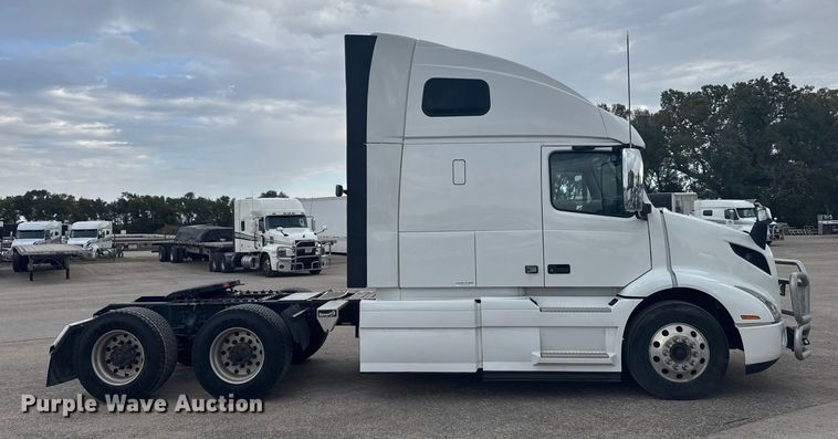 image for item EU6112 2022 Volvo VNR semi truck