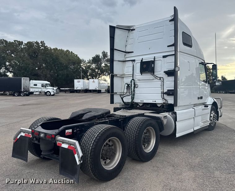 image for item EU6112 2022 Volvo VNR semi truck