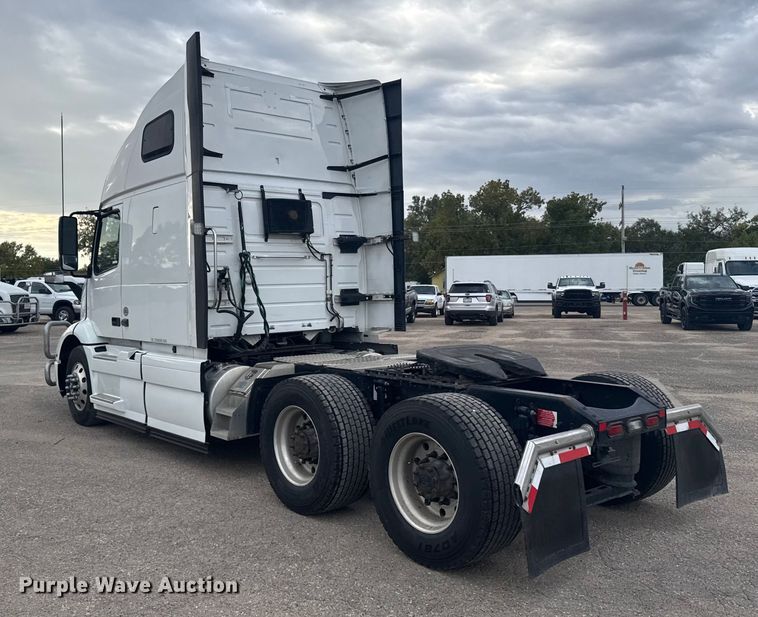 image for item EU6112 2022 Volvo VNR semi truck